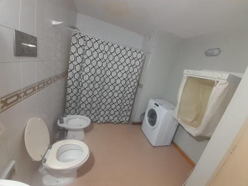 une petite salle de bain avec toilettes et lavabo dans l'établissement Gran ubicación, à San Juan