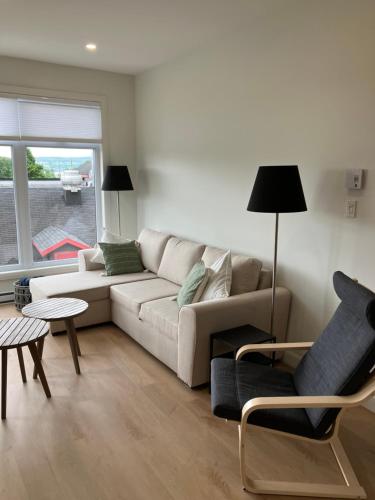 a living room with a couch and two chairs at Appartement Le Yin in Sainte-Anne-de-Beaupré