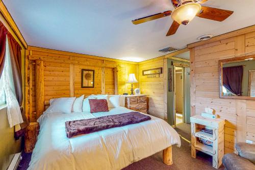 เตียงในห้องที่ Cedaredge Lodge, Cabin 2