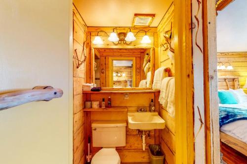 Et badeværelse på Cedaredge Lodge, Cabin 1