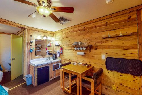 uma cozinha com uma mesa e uma ventoinha de tecto em Cedaredge Lodge, Cabin 5 em Cedaredge