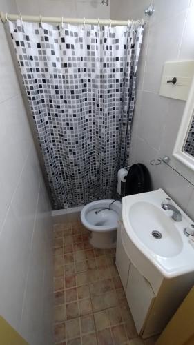 y baño con lavabo, aseo y ducha. en Studio Apartment en Buenos Aires