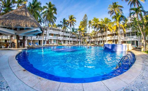 a large swimming pool in front of a resort at Mar Paraiso Queen in Acapulco