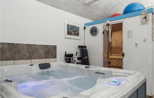 een grote hot tub in een kamer met: bij Amazing Home In Hasselager With Kitchen in Hasselager