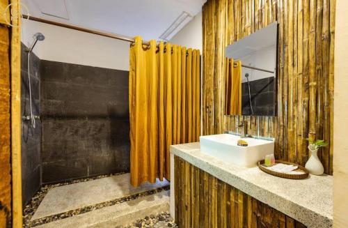 baño con lavabo y cortina de ducha amarilla en ERCAN BOUTiQUE en Siem Riep