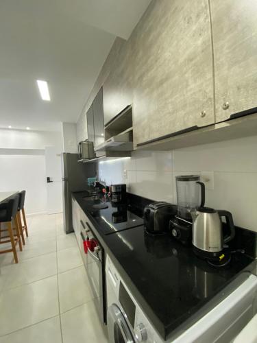 Una cocina o zona de cocina en BARRA 535 vista mar moderno e confortável