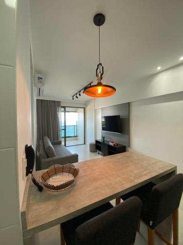 cocina y sala de estar con mesa y sillas en BARRA 535 vista mar moderno e confortável, en Salvador