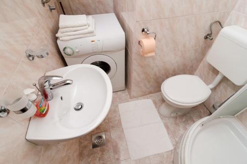 un bagno con lavandino e WC di Studios Maslac a Dubrovnik