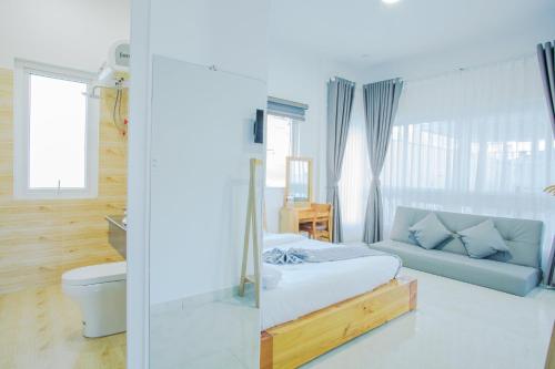 1 dormitorio con 1 cama y 1 sofá en villa Trung Nghĩa 5, en Da Lat