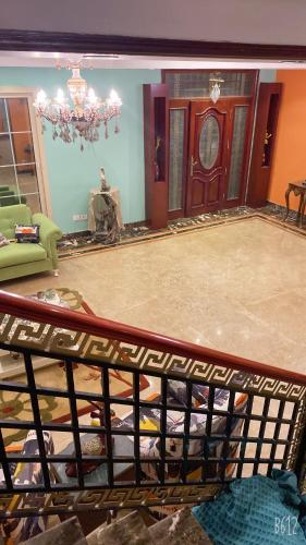 uma vista para uma sala de estar com um lustre em الرحاب 2 em Cairo
