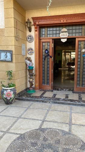 una entrada a un edificio con una puerta de cristal en الرحاب 2 en El Cairo