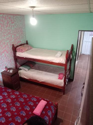 - une chambre avec 2 lits superposés dans l'établissement Alojamiento Salvador, à San Salvador de Jujuy