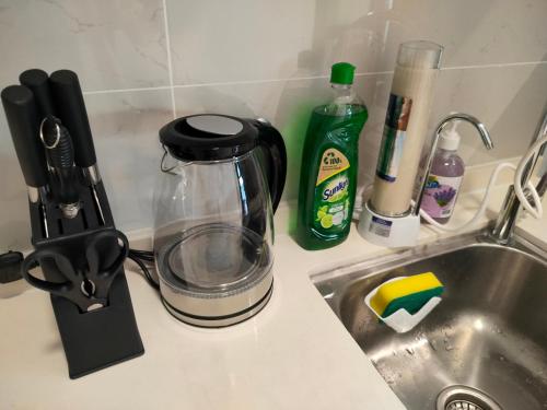 een blender op een aanrecht naast een gootsteen bij DangaBay SeaView 4pax with Netflix WiFi in Johor Bahru