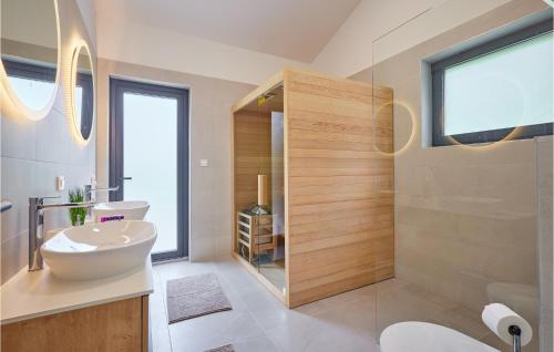 y baño con lavabo y espejo. en Pet Friendly Home In Brezova Gora With Sauna, 
