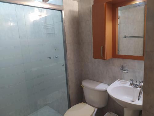 uma casa de banho com um chuveiro, um WC e um lavatório. em Confortable apartamento en Marina del Rey Lecheria em El Morro de Barcelona