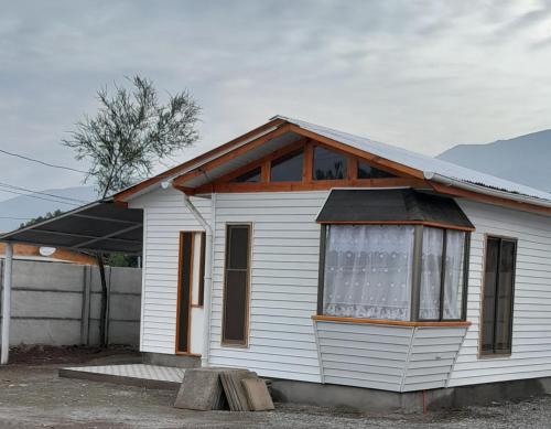 Casa blanca pequeña con ventana grande en Encanto Rural - Casa de campo para disfrutar y olvidar el estrés, en Putaendo
