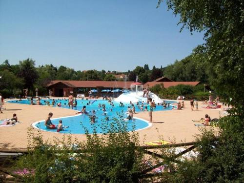 un groupe de personnes dans une piscine dans l'établissement Gîte avec cheminée, jardin et wifi aux Salles - FR-1-496-61, à Les Salles