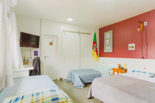 um quarto de hospital com duas camas e uma bandeira em La Casita Bem Gaúcha em Porto Alegre