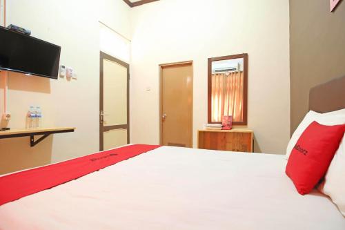 Giường trong phòng chung tại RedDoorz near Pojok Beteng Prawirotaman