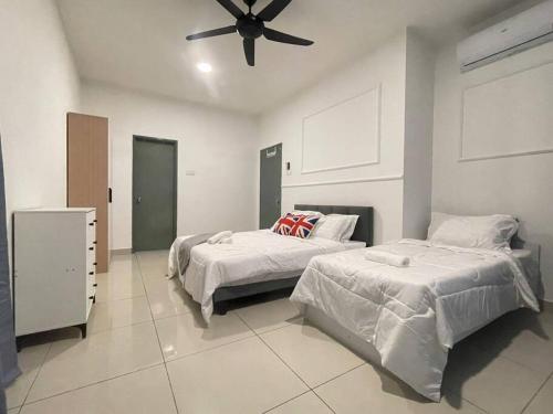 クアラルンプールにある10Pax 4 Room Hidden Gem Sri Petaling 3 min Bukit Jalil Stadiumのベッド2台と天井ファン付きの寝室
