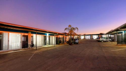 an empty parking lot in front of a motel at Hilltop Motel in Broken Hill