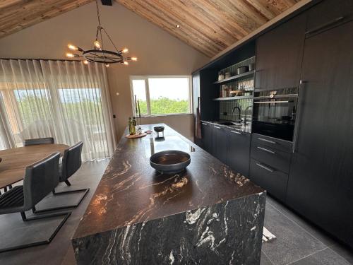 Η κουζίνα ή μικρή κουζίνα στο Stunning Luxury Chalet in West Iceland - Birta Rentals