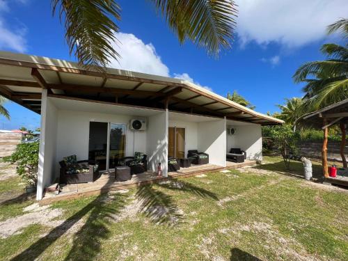 a villa with a view of the backyard at Te Mao in Avatoru