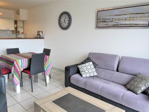 un salon avec un canapé et une table dans l'établissement Appartement avec terrasse, WIFI et parking à Perros-Guirec - FR-1-368-332, à Perros-Guirec