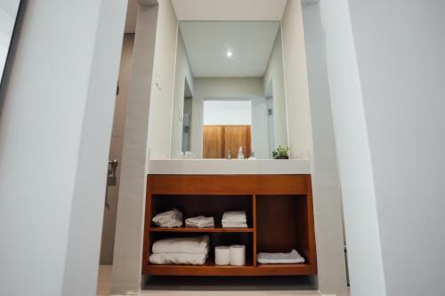 een badkamer met een wastafel en een spiegel bij Solitude Acacia Resort in Mabini