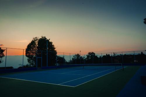 a tennis court with two tennis players on it at Hotel Finca Buenos Aires Barichara in Barichara
