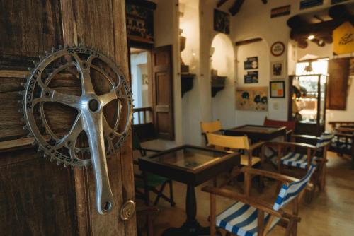 a room with a wooden door and a table and chairs at Hotel Finca Buenos Aires Barichara in Barichara