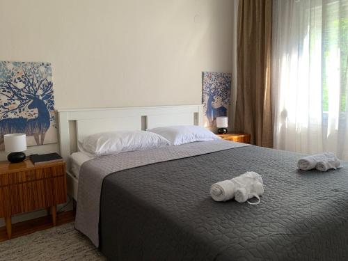- une chambre avec un lit et des serviettes dans l'établissement Alkion Apartment, à Thessalonique