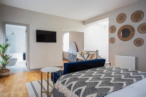 a bedroom with a bed and a tv on a wall at Eden Grove - Islington - Studio Apartment in London