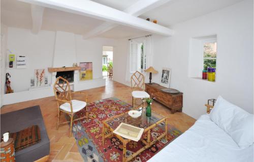 un salon avec un canapé et une table dans l'établissement Cozy Apartment In Roquebrune-Cap-Martin, à Roquebrune-Cap-Martin