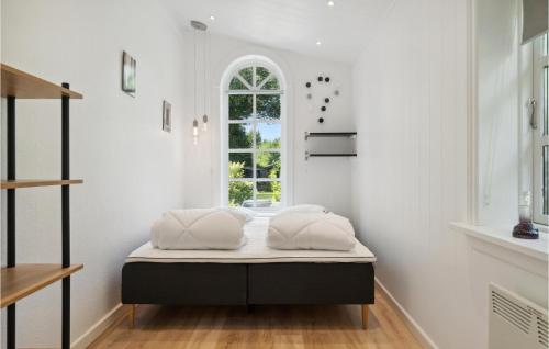 Ένα ή περισσότερα κρεβάτια σε δωμάτιο στο Amazing Home In Hornbæk With Wifi
