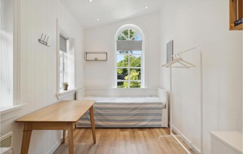 een slaapkamer met een bed en een raam bij Amazing Home In Hornbk With Wifi in Hornbæk