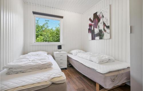 SkovbyにあるNice Home In Sydals With 3 Bedrooms, Sauna And Wifiの白い部屋 ベッド2台 窓付