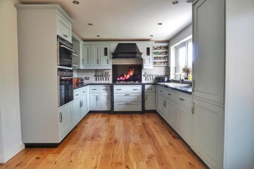 Una cocina o zona de cocina en Warm and Spacious 4BD Family Retreat with Garden