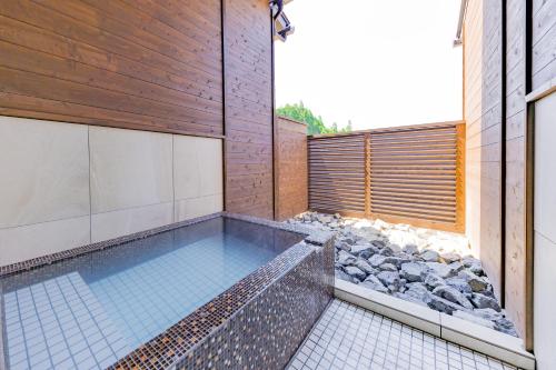 een zwembad in de achtertuin van een huis bij 由布院温泉グランピング　風の響き in Yufu