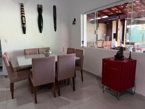 uma sala de jantar com uma mesa e cadeiras e uma janela em Refugio Maresias, para 10 pessoas em Maresias