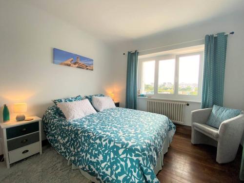 une chambre avec un lit, une chaise et une fenêtre dans l'établissement Maison à Perros-Guirec avec WiFi à 550m de la plage de Trestraou - FR-1-368-368, à Perros-Guirec