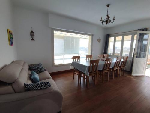 un salon avec un canapé, une table et des chaises dans l'établissement Maison à Perros-Guirec avec WiFi à 550m de la plage de Trestraou - FR-1-368-368, à Perros-Guirec