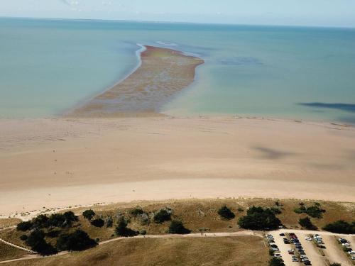 Photo de la galerie de l'établissement Maison moderne avec piscine, 700m des plages, 6-8 pers, animaux admis - FR-1-540-274, à Notre-Dame-de-Monts