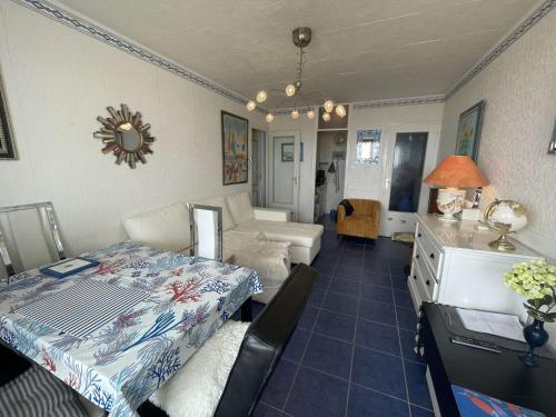 un salon avec une table et un canapé dans l'établissement Appartement 2 pièces, 4 couchages, balcon, parking privé, proche plage - FR-1-224C-274, à Saint-Hilaire-de-Riez