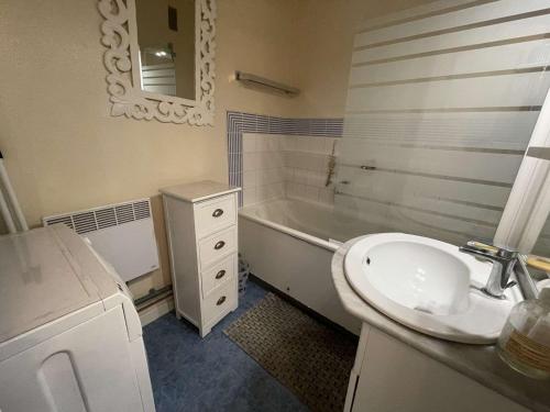 une salle de bain avec un lavabo et une baignoire et un lavabo dans l'établissement Appartement 2 pièces, 4 couchages, balcon, parking privé, proche plage - FR-1-224C-274, à Saint-Hilaire-de-Riez