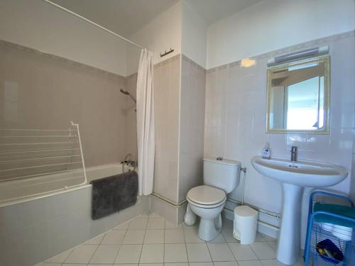 une salle de bain avec toilettes et lavabo dans l'établissement Appartement avec terrasse, accès direct plage, parking privé - FR-1-368-396, à Trégastel
