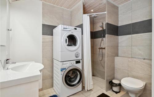 ein Badezimmer mit einer Waschmaschine und einem WC in der Unterkunft Beautiful Home In Hjby With Kitchen in Højby