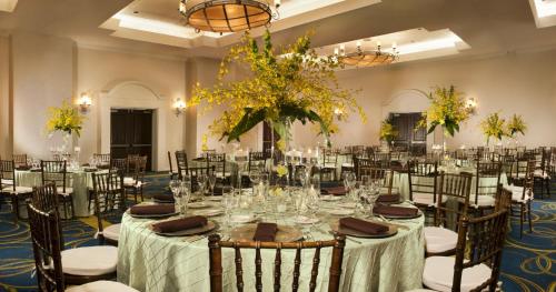 una sala de banquetes con mesa y sillas y una sala con mesas y sillas en Omni Rancho Las Palmas Resort & Spa, en Rancho Mirage