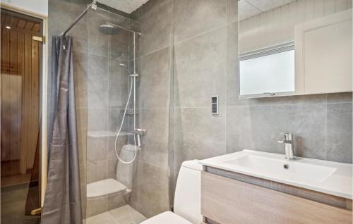 y baño con ducha, aseo y lavamanos. en Amazing Home In Sydals With Sauna, en Skovby