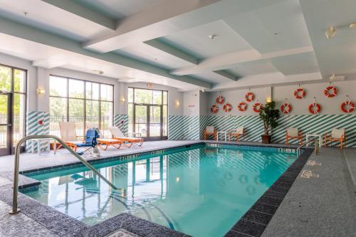 una piscina con agua azul en una habitación de hotel en Holiday Inn Houston West Energy Corridor, an IHG Hotel, en Houston